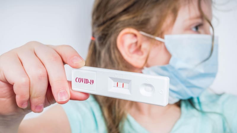 Stratus neboli „americký“ covid se šíří Evropou. Poznáte ho podle jednoho typického příznaku