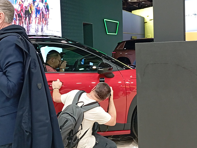 Na autosalonu v Paříži jsme načapali špiony. Šmejdili u Škody a Hyundaie