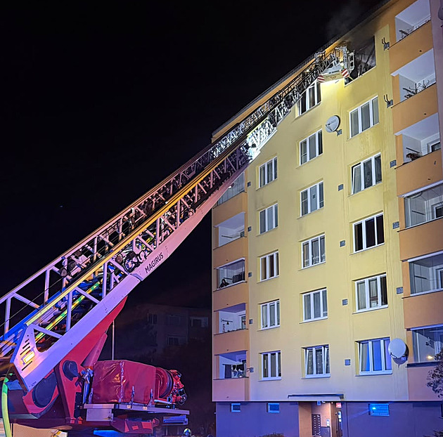 Požár bytu v karlovarské Požární ulici. Hasiči zachraňovali i dvě děti