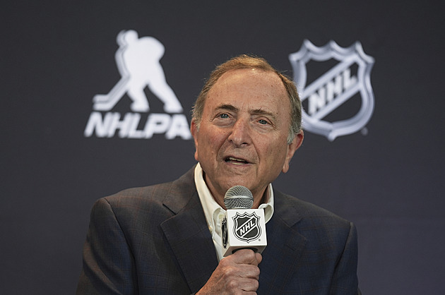 Jako vlézt na minové pole. Vyřeší NHL citlivé téma? Šéfa osočují z útoku na hráče