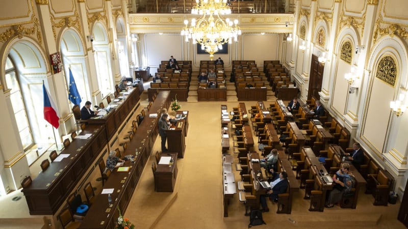 Sněmovna přehlasovala Pavlovo veto o státních úřednících. Opozice podá ústavní stížnost