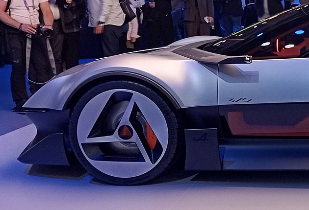 Francouzské studie daly šmrnc pařížskému autosalonu. Vynesly legendy minulosti