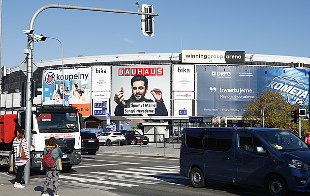 Hala Rondo je zaplevelená reklamou, nezaslouží si to, zlobí se architekt