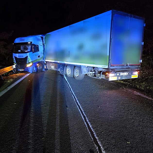 Nákladní automobil se na Jablonecku zaklínil mezi svodidly a zablokoval silnici