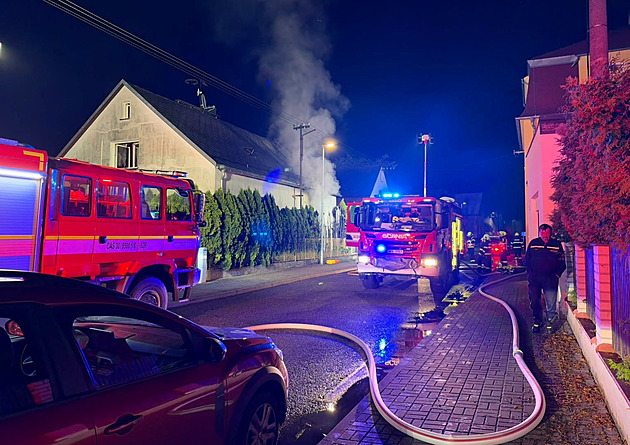 Sobotní požár rodinného domu na Chebsku má jednu oběť, tři lidé jsou zranění