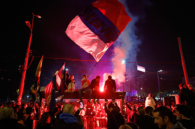 Konečně svoboda, tyran je pryč! Bělehrad zaplnily davy, Srbové slaví Vučičův konec
