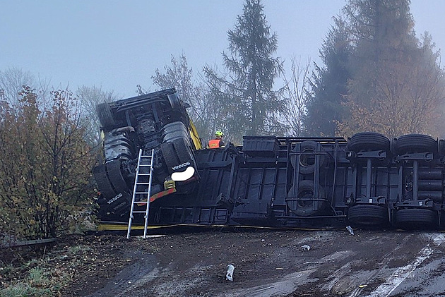 Převrácený kamion na Svitavsku blokuje frekventovaný tah, tvoří se dlouhé kolony